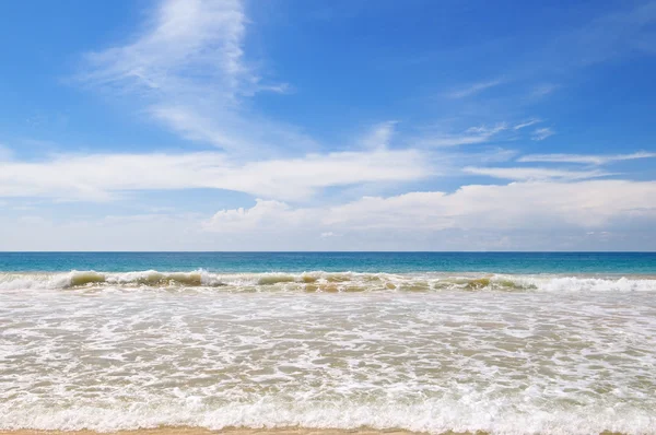 Océano, playa pintoresca y cielo azul —  Fotos de Stock