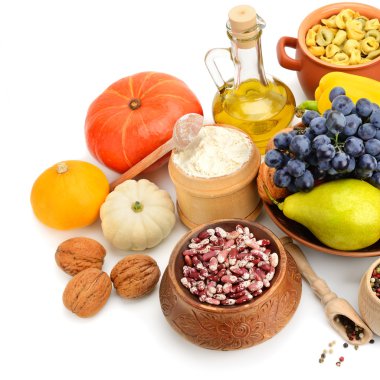 Beyaz arka plan üzerinde izole doğal ürün kümesi