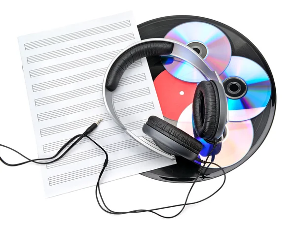 Fejhallgató, CD-ket és vinil rekordok elszigetelt fehér background — Stock Fotó