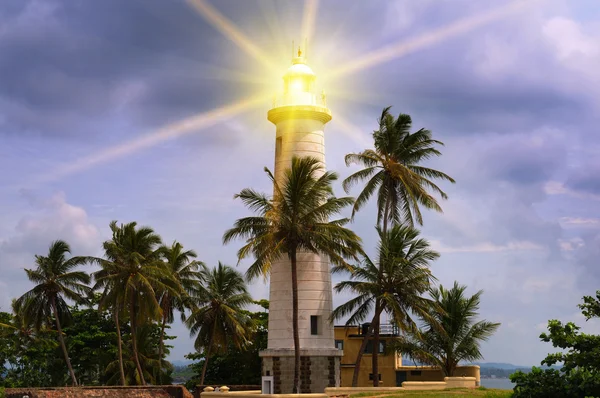 Luz do farol contra o céu da noite — Fotografia de Stock