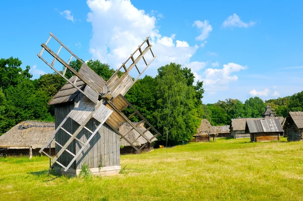 Vecchio mulino a vento in legno in un campo — Foto Stock