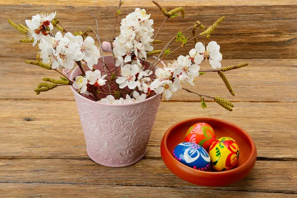 Œufs de Pâques et brindilles aux fleurs d'abricot — Photo