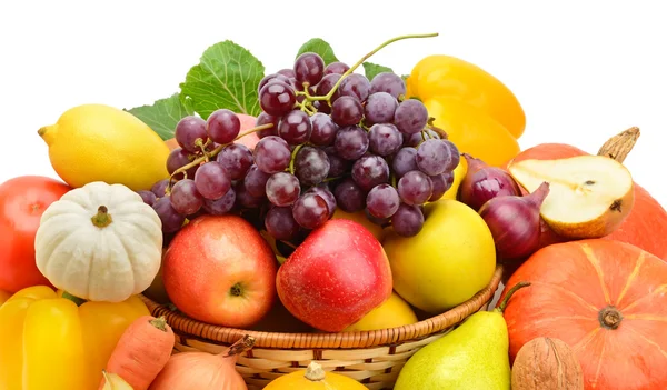 Frutas e produtos hortícolas isolados sobre fundo branco — Fotografia de Stock