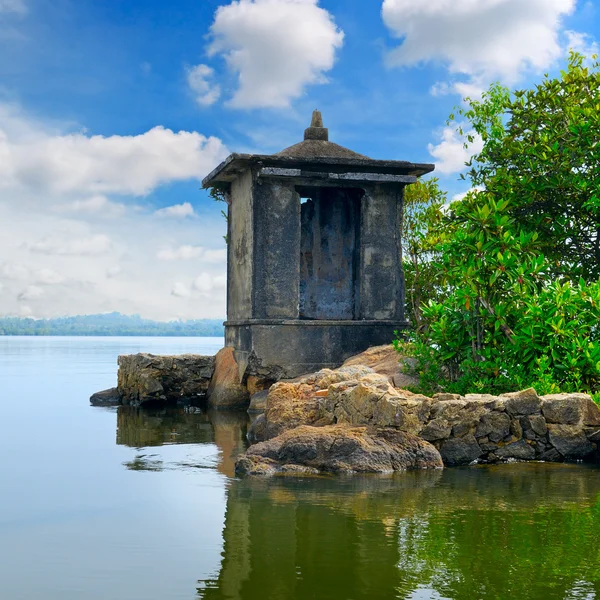 Templo budista arruinado em uma pequena ilha — Fotografia de Stock