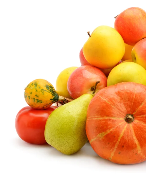 Frutas e bagas isoladas sobre um fundo branco — Fotografia de Stock