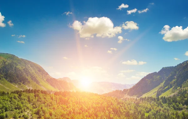 Beau paysage de montagne et lever du soleil — Photo