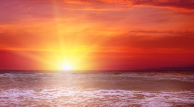 Okyanusu üzerinde muhteşem gündoğumu