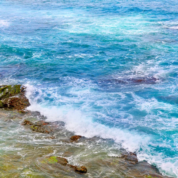 Background of ocean waters and coastal stones — Stock Photo, Image