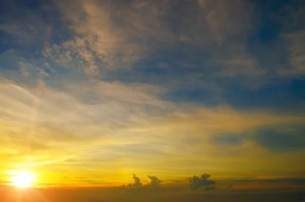 Prachtige zonsopgang en bewolkte hemel — Stockfoto