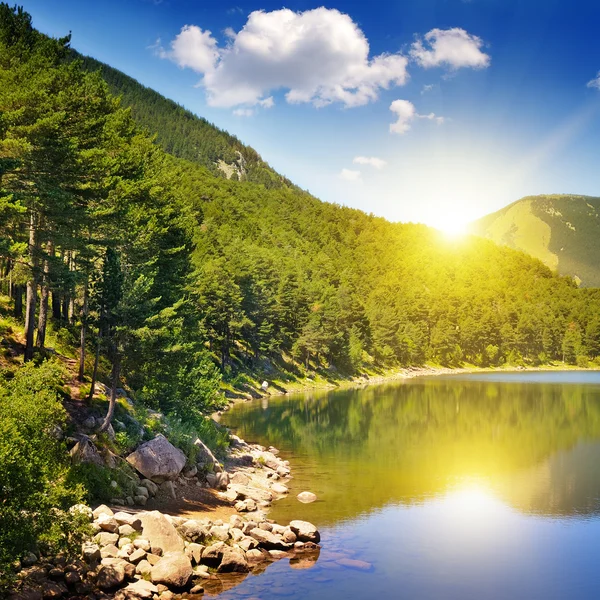 Lac pittoresque, montagnes et ciel bleu — Photo