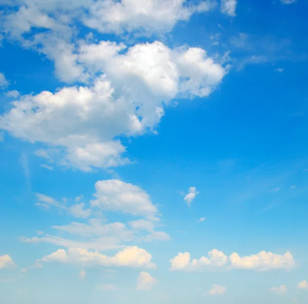 Kumulus moln i den blå himlen — Stockfoto