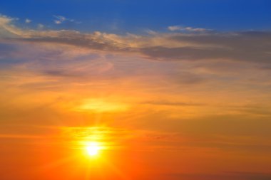 güzel gündoğumu ve bulutlu gökyüzü