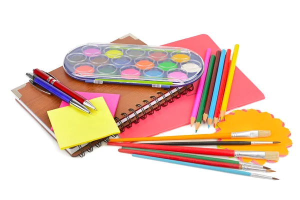 Цветные карандаши, краски, блокноты и другие изолированные канцелярские принадлежности — стоковое фото