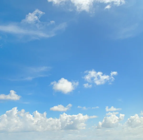 Cielo azul y nubes de luz —  Fotos de Stock