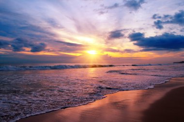 Okyanusun üzerinde gün batımı