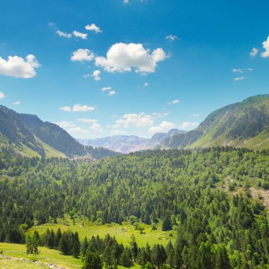 doğal dağlar, çayırlar ve mavi gökyüzü