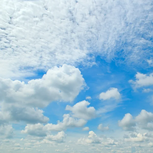 Blue sky and white cumulus clouds — Stock Photo, Image