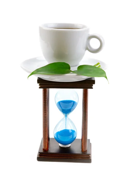 Tasse Kaffee und Sanduhr isoliert auf weißem Hintergrund — Stockfoto