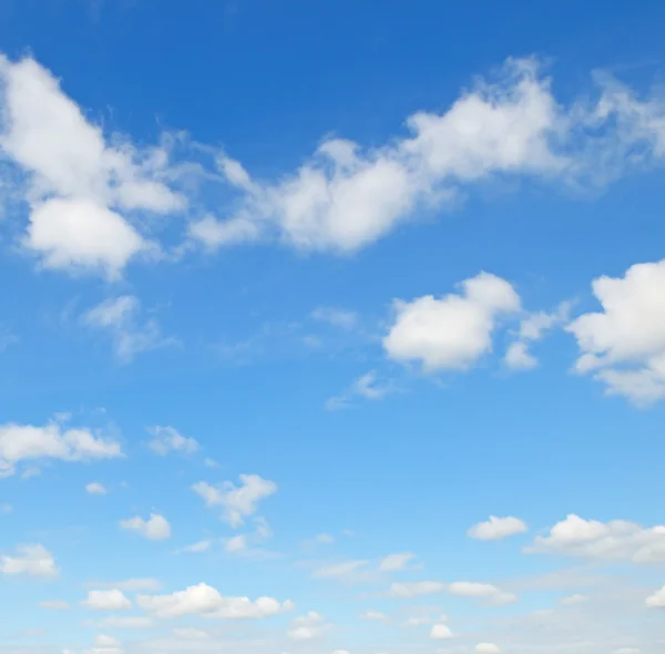 Weiße Kumuluswolken am blauen Himmel — Stockfoto