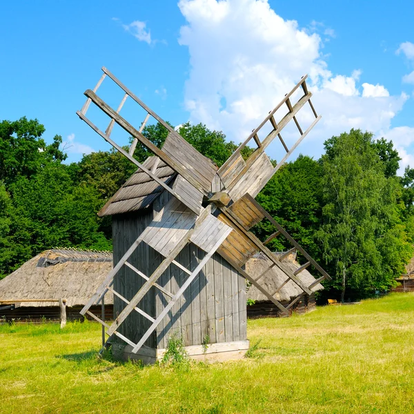 Vecchio mulino a vento in legno in un campo — Foto Stock
