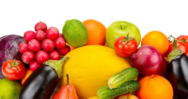 Frutas e legumes isolados em fundo branco — Fotografia de Stock