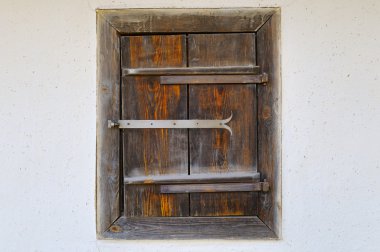Eski ahşap pencere kepenkleri evin kil duvardaki