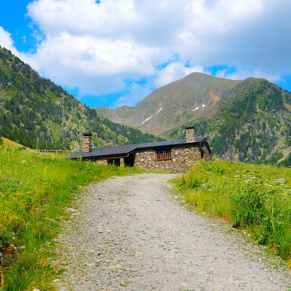 Paysage de montagne pittoresque et abri pour les voyageurs — Photo