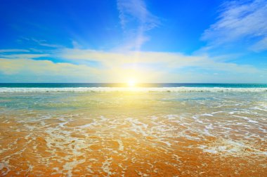 Okyanusu üzerinde muhteşem gündoğumu