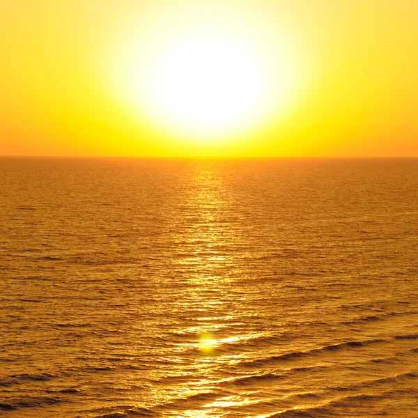 Fantástico amanecer en el océano —  Fotos de Stock