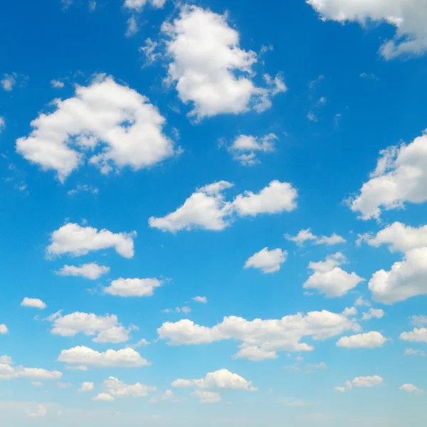 Blå himmel och ljusa moln — Stockfoto