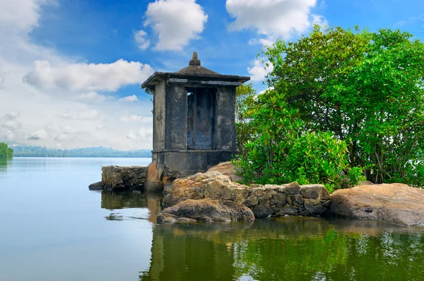 Templo budista arruinado em uma pequena ilha — Fotografia de Stock