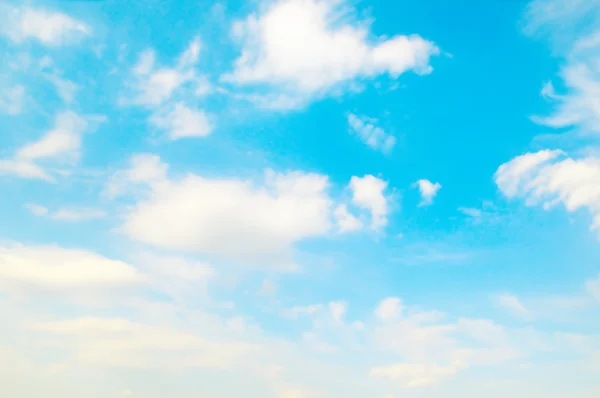 Modrá obloha a bílá Cumulus mraky — Stock fotografie