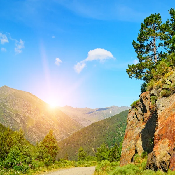 Bellissimo paesaggio montano e alba — Foto Stock