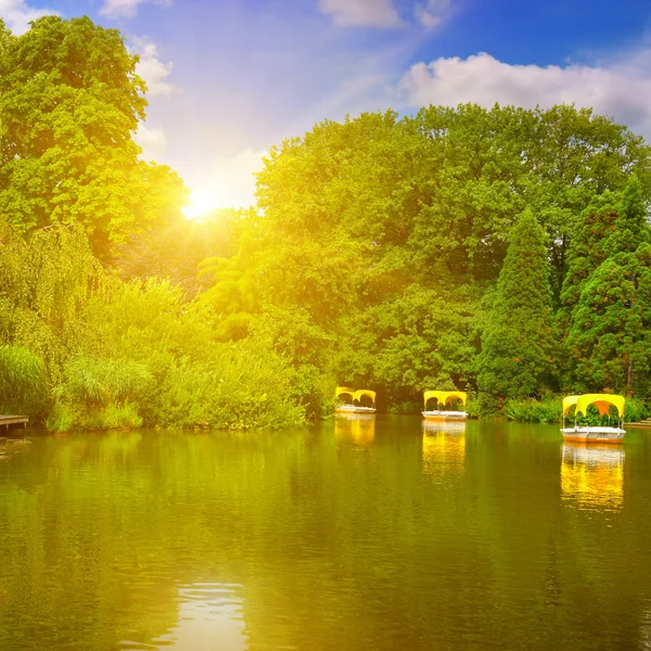 Pittoresco lago e barche da diporto — Foto Stock