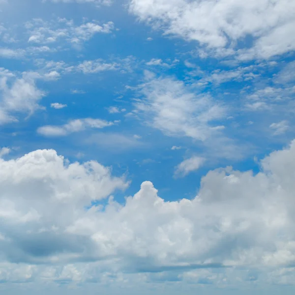 Modrá obloha a bílá Cumulus mraky — Stock fotografie