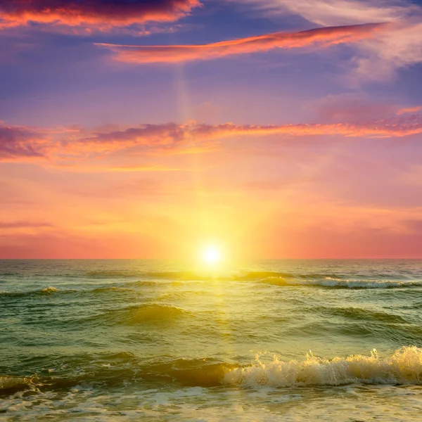 Océano, cielo nublado y una puesta de sol fantástica — Foto de Stock