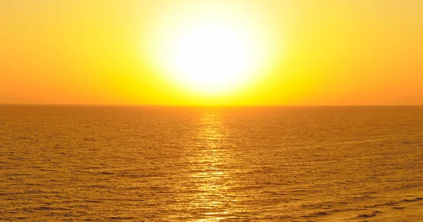 Восход солнца в океане — стоковое фото