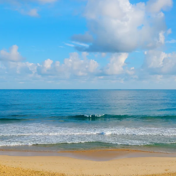 Havet, sandiga stranden och blå himmel — Stockfoto
