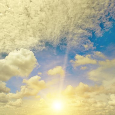 Günbatımı ufuk üzerinde. Renkli bulutlu gökyüzü.