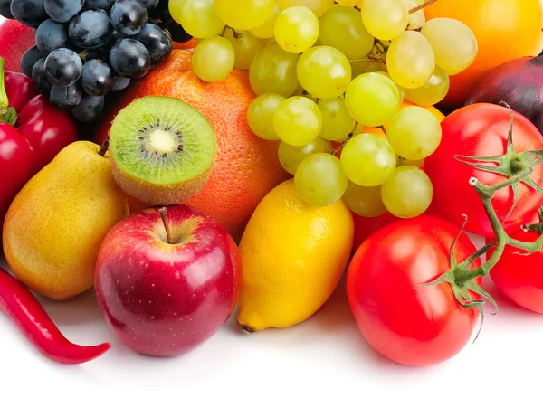 Frutta e verdura isolate su fondo bianco — Foto Stock