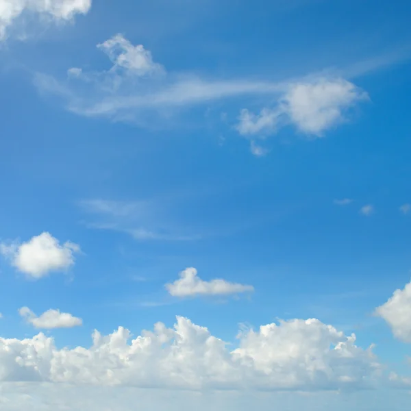 Blauwe lucht en witte Cumulus wolken — Stockfoto