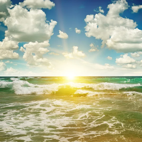 Oceán, písečné pláže, modré oblohy a východ slunce — Stock fotografie