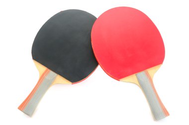 Beyaz arka plan üzerinde izole Pinpon oynamak raket