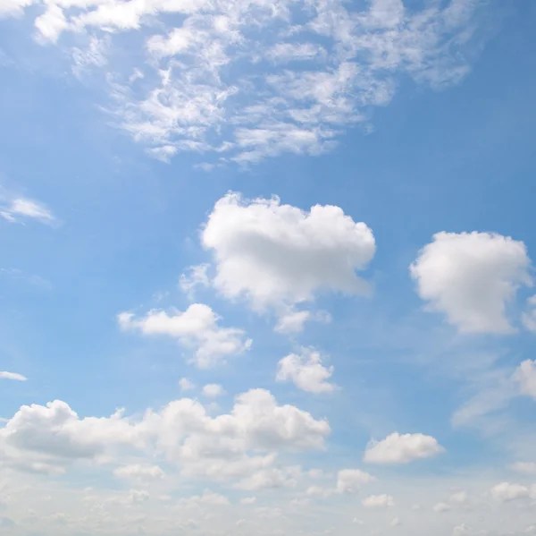 Nubes cúmulos en el cielo azul —  Fotos de Stock