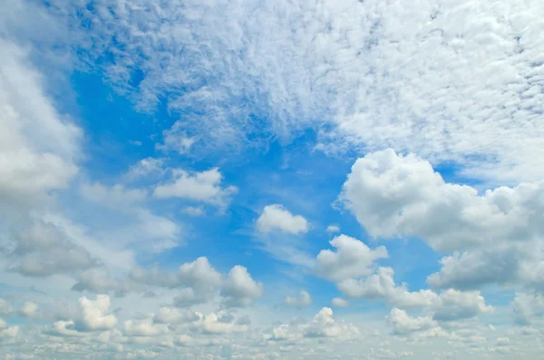 Błękitne niebo i białe chmury Cumulus — Zdjęcie stockowe