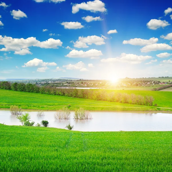 Grüne Wiese, See und Sonnenaufgang — Stockfoto