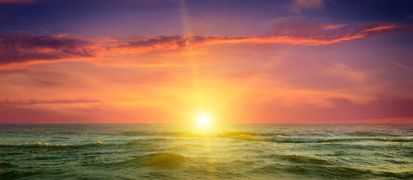 Meer, bewölkter Himmel und ein fantastischer Sonnenuntergang — Stockfoto