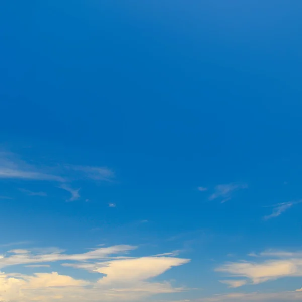 Блакитне небо і білі кумульські хмари — стокове фото