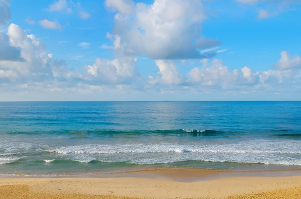 Océano, playa de arena y cielo azul —  Fotos de Stock