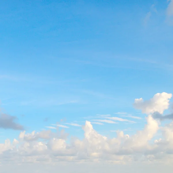 Modrá Obloha Krásné Mraky Obzoru — Stock fotografie